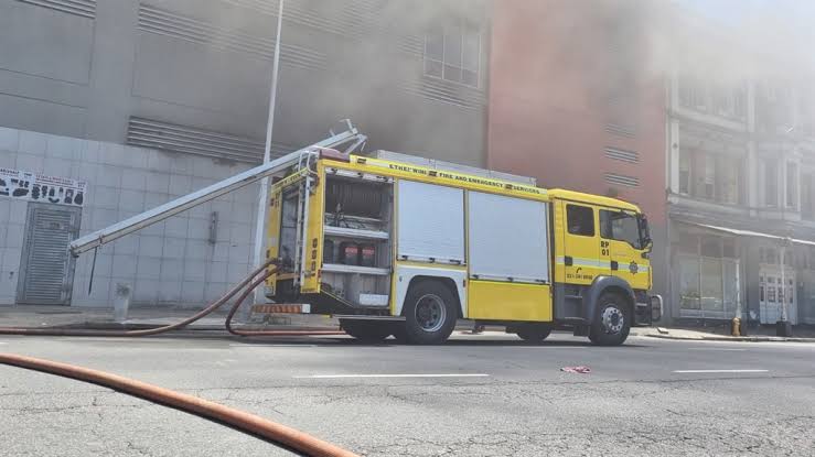 Dertien beseer toe China-mall in Durban vlamvat (Foto: News24)
