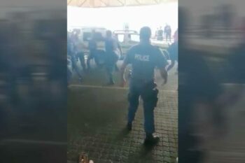 KYK: Vermoedelik maniese polisieman baklei teen kollegas met 'kung fu'-bewegings (Foto: Swishpost)