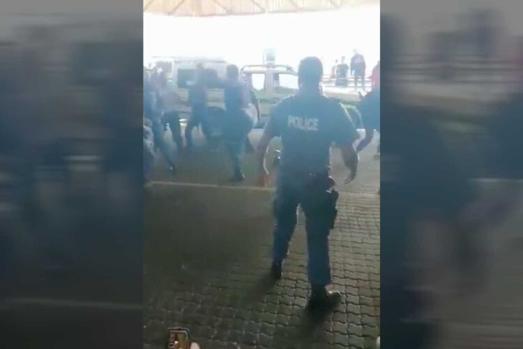 KYK: Vermoedelik maniese polisieman baklei teen kollegas met 'kung fu'-bewegings (Foto: Swishpost)