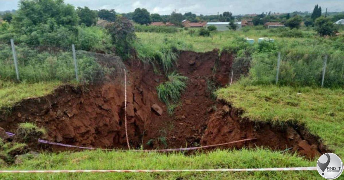 Huge sinkhole near N1 causes massive delays, experts called in
