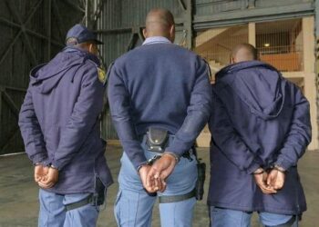 Taxibestuurders trek polisielede vas oor dwelms