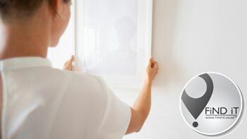 Skoonma hang foto’s van man se eks die hele huis vol