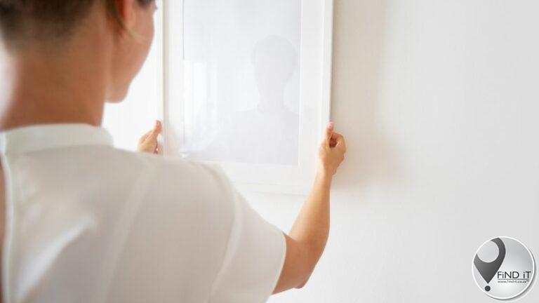 Skoonma hang foto’s van man se eks die hele huis vol