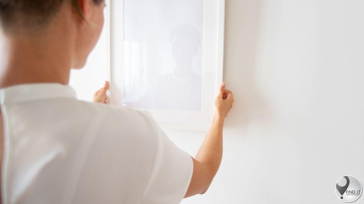 Skoonma hang foto’s van man se eks die hele huis vol