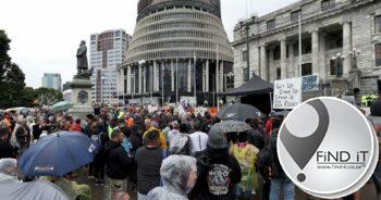 New Zealand officials blast Barry Manilow and 'Macarena' to try and drive off anti-vaxxers