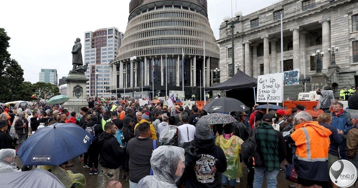 New Zealand officials blast Barry Manilow and 'Macarena' to try and drive off anti-vaxxers