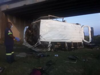 Agt leerlinge dood in gru-ongeluk toe minibus omslaan