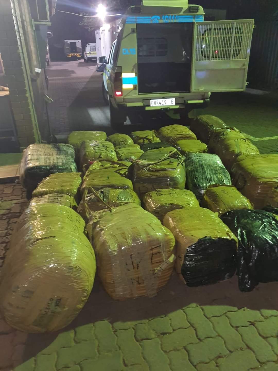 Verdagte glo met R1 miljoen se dagga gevang