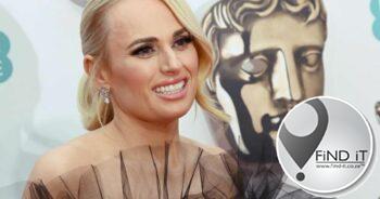 Rebel Wilson gee Poetin die middelvinger by BAFTA's