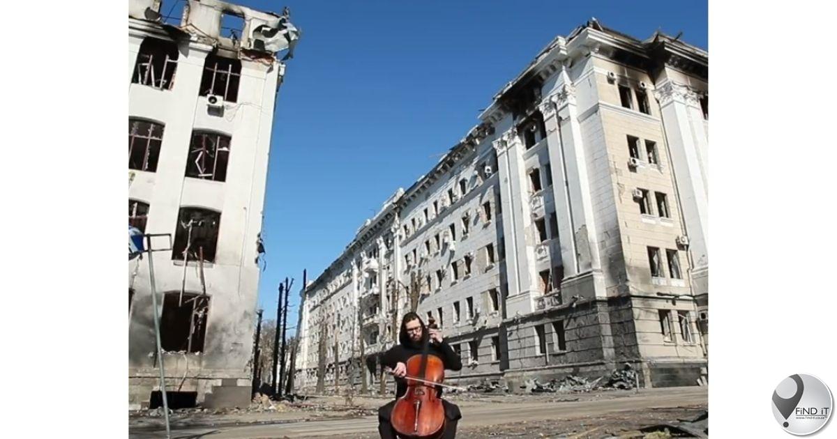 Tjellis van Kharkiv speel buite verwoeste polisie kantoor