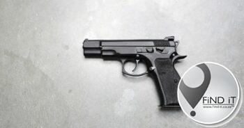 Die polisie soek naasbestaandes van twee vroue wat geskiet gevind is