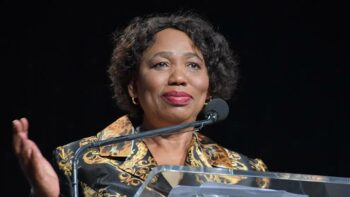 Minister Motshekga meen skole se geskiedenisboeke moet herskryf word (Foto: SABC News)