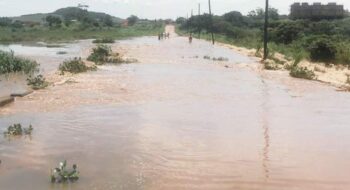 Vrou spoel weg na sy laagwaterbrug probeer oorsteek (Foto: IOL)