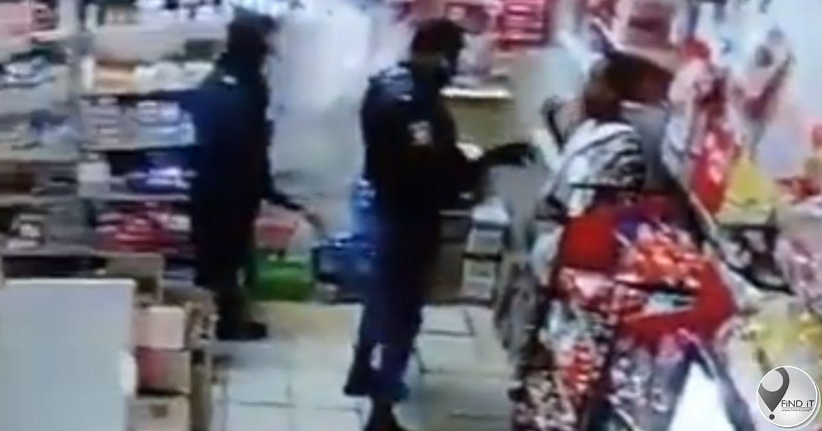 Kyk: Somaliese winkelier sê Durbanse polisie het R37 000 by hom gesteel