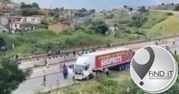 KYK: Shoprite trok word oorval na vloede