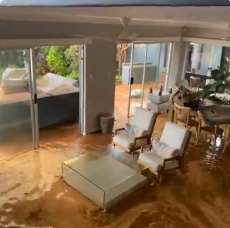 VIDEO'S: Swaar reën verwoes paaie, geboue, huise (Foto: Skermgreep)