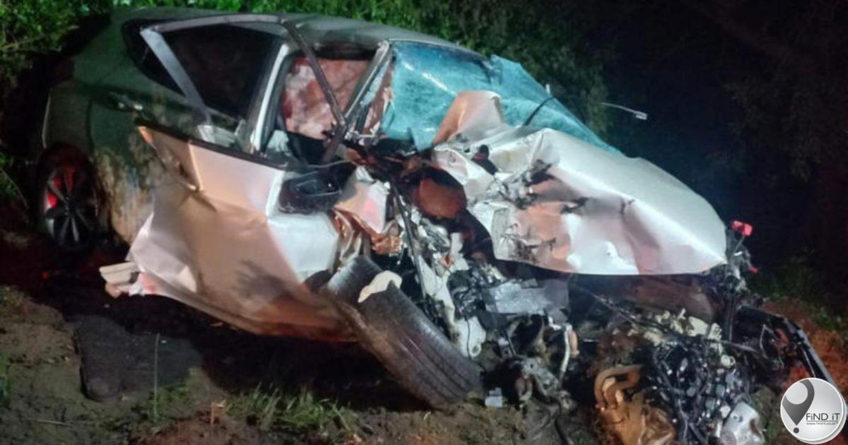 KZN-vrou dood toe haar voertuig teen watertenkwa gebots het