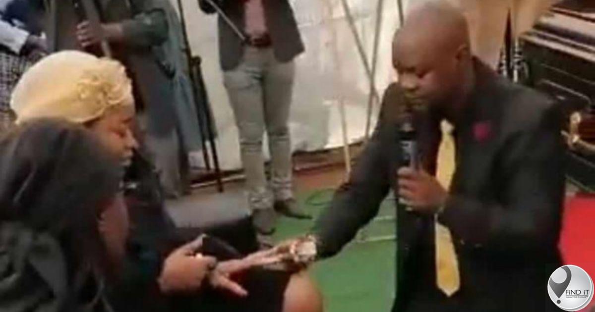 Kyk: Man vra meisie op haar pa se begrafnis om met hom te trou