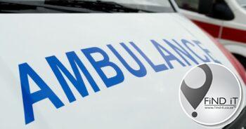 Paramedici glo aangehou terwyl ambulans gestroop is