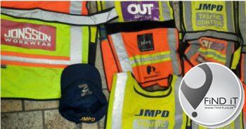 Koeriermaatskappy-bestuurder wat rooftogte pleeg, met polisie-uniforms gevind