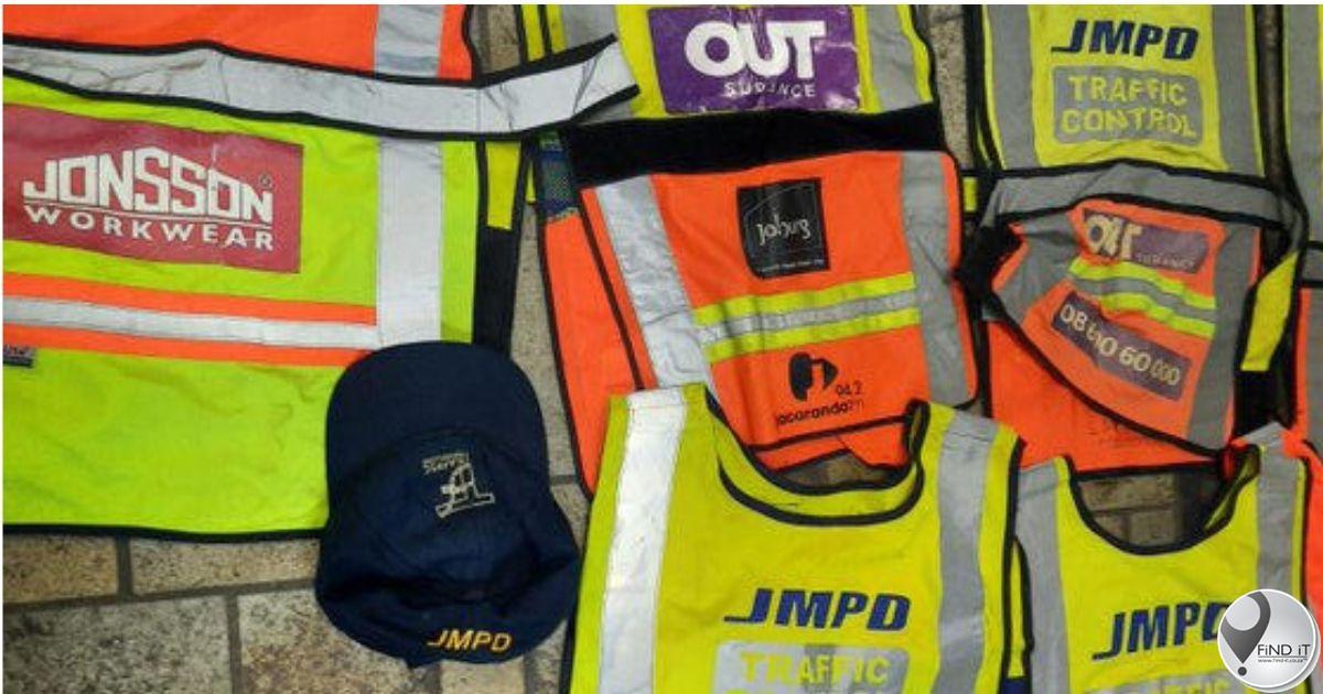 Koeriermaatskappy-bestuurder wat rooftogte pleeg, met polisie-uniforms gevind