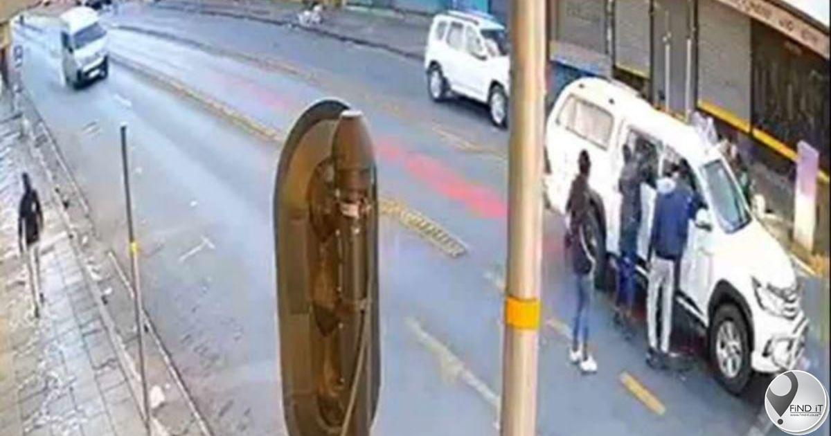 Minstens 8 mans neem 40 sekondes om dubbelkajuit by rooi lig aan te val