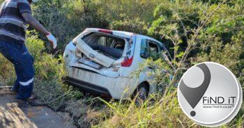 Bul-olifant gooi kar in sloot by Hluhluwe Imfolozi Park in KZN