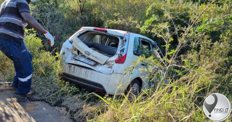 Bul-olifant gooi kar in sloot by Hluhluwe Imfolozi Park in KZN