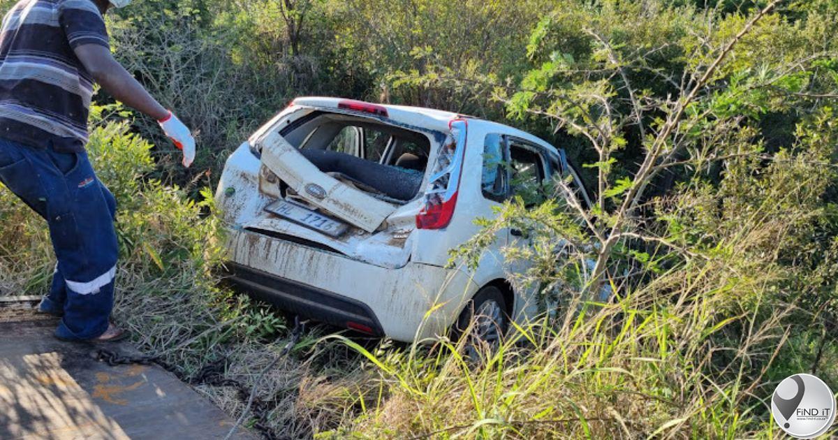 Bul-olifant gooi kar in sloot by Hluhluwe Imfolozi Park in KZN