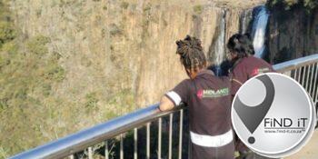 Sekuriteitswag red man na hy by waterval afspring