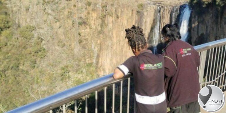 Sekuriteitswag red man na hy by waterval afspring