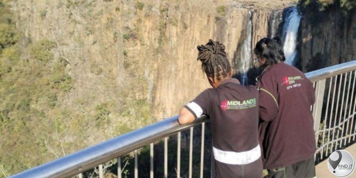 Sekuriteitswag red man na hy by waterval afspring