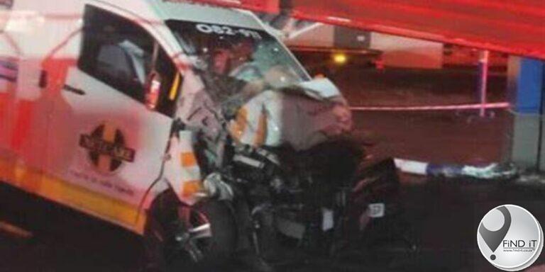 Netcare 911-ambulans bots in 'n motorwassery voetganger sterf