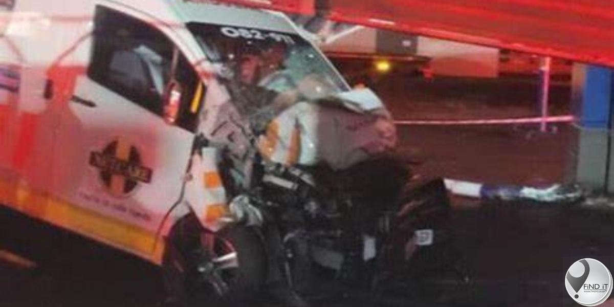 Netcare 911-ambulans bots in 'n motorwassery voetganger sterf