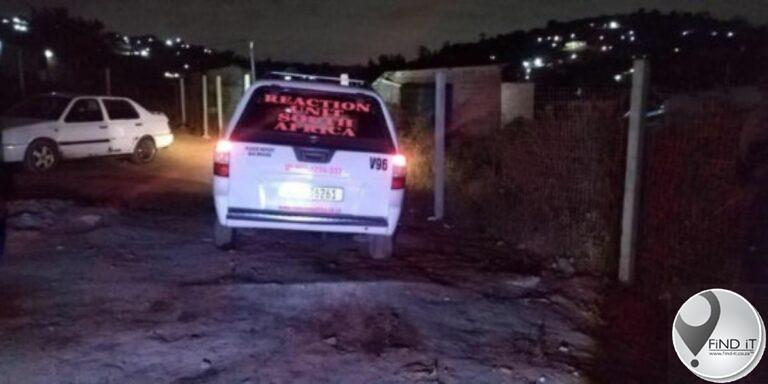 Skok toe huiseienaar liggaam langs sy heining ontdek