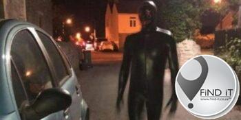 'Gimp Man': Griezelige figuur in latexpak terroriseer dorpenaars