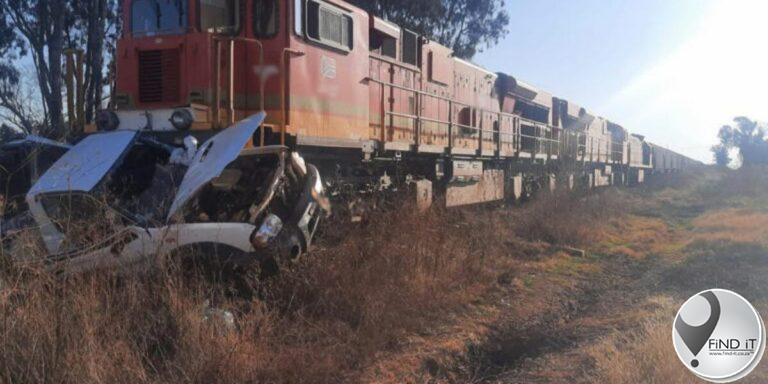 11-jarige meisie dood toe bakkie en trein by 'n plaaskruising bots