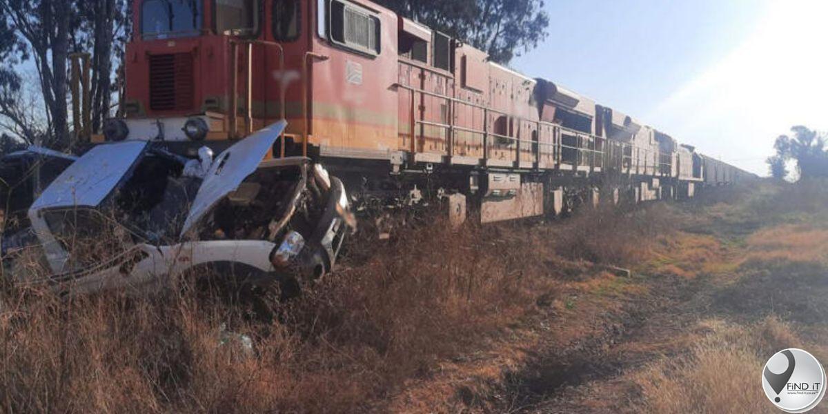 11-jarige meisie dood toe bakkie en trein by 'n plaaskruising bots