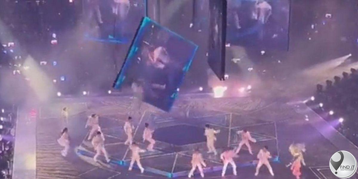 Groot skerm val op dansers by Hongkongse 'boyband' konsert