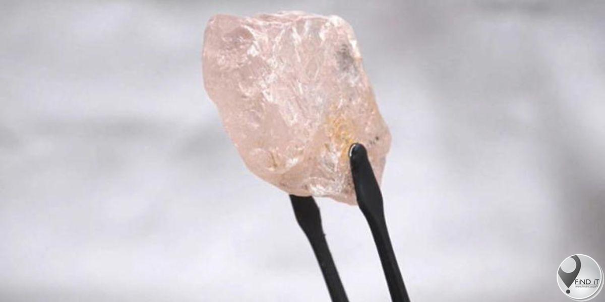 Pienk diamant wat in Angola gevind is, glo die grootste in 300 jaar