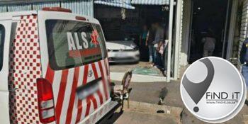 Kinders beseer toe VW Golf deur Durban-restaurant ry