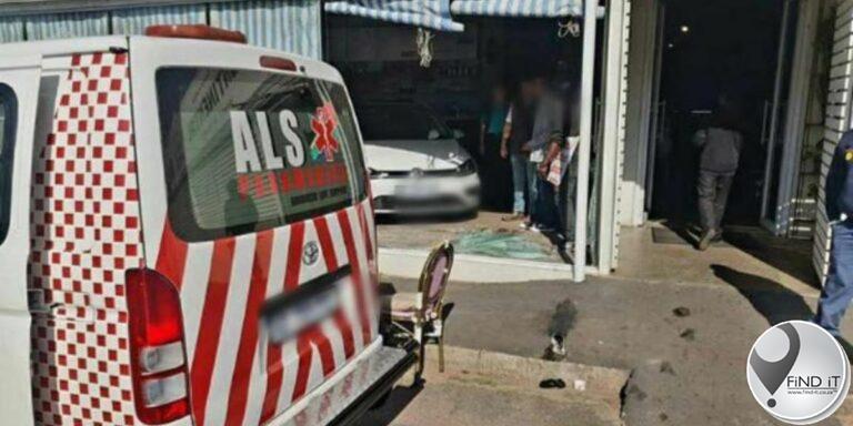 Kinders beseer toe VW Golf deur Durban-restaurant ry