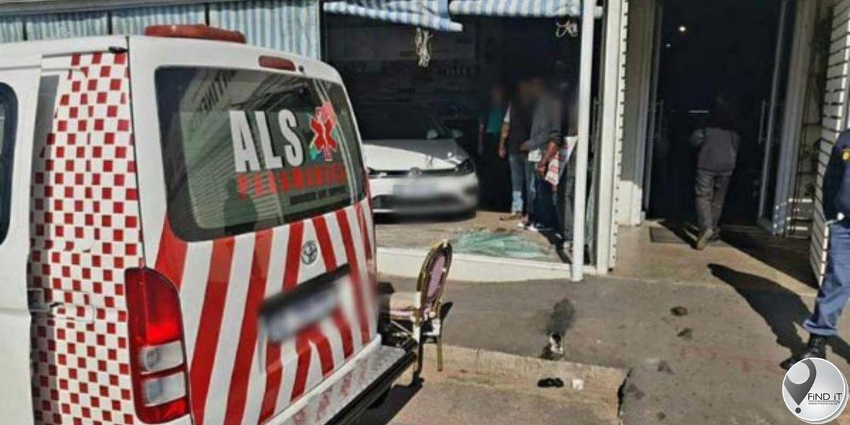 Kinders beseer toe VW Golf deur Durban-restaurant ry