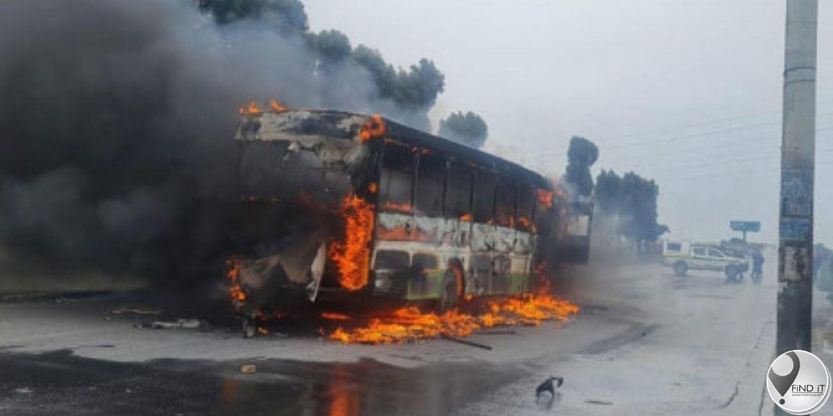 Drie Golden Arrow-busse met petrolbomme in Nyanga gegooi