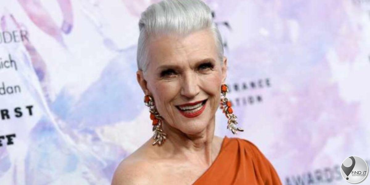 Maye Musk slaap in die motorhuis wanneer sy by Elon kuier