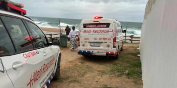Pa verdrink na hy sy dogter red by KwaZulu-Natalse strand