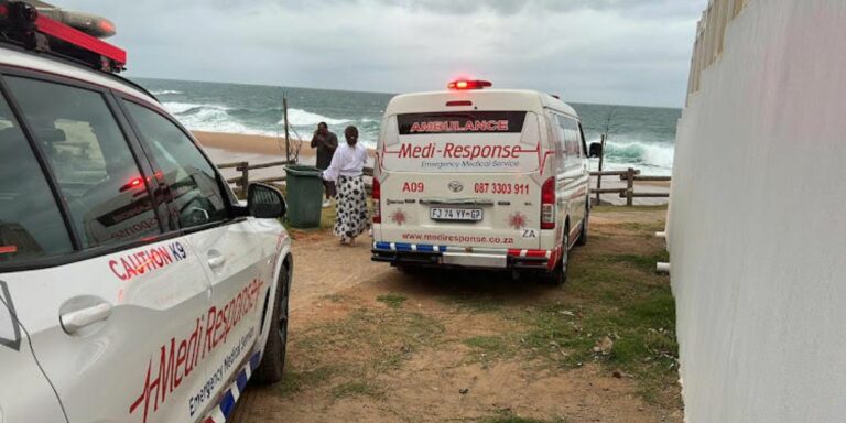 Pa verdrink na hy sy dogter red by KwaZulu-Natalse strand