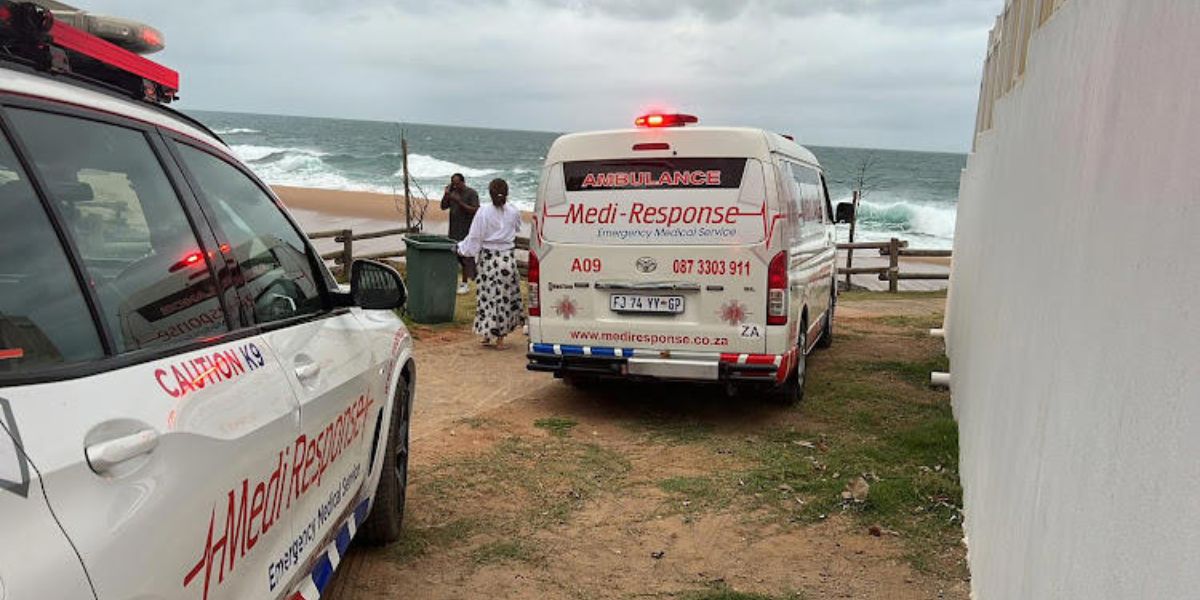 Pa verdrink na hy sy dogter red by KwaZulu-Natalse strand