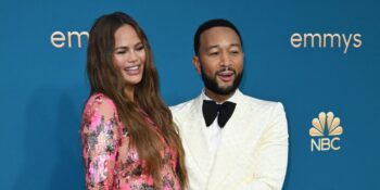 Chrissy Teigen vertel sy het ‘n aborsie gehad, nie ‘n miskraam