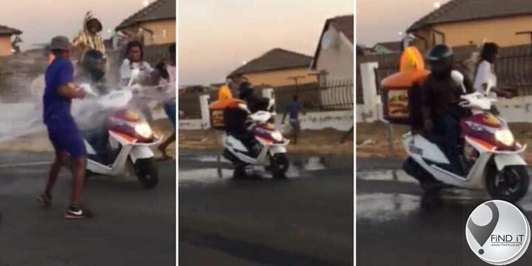 Kinders gooi water op afleweringsman